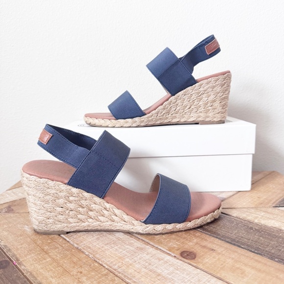 Tommy Bahama André Assous Allison Wedges - Picture 2 of 10